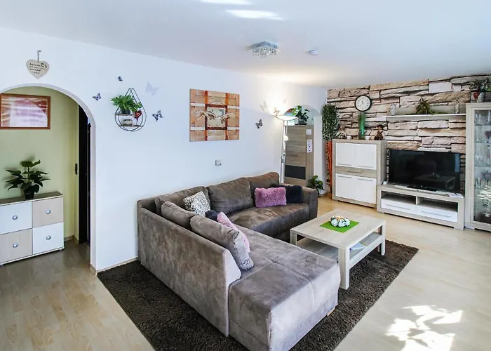 2 Bedroom Cozy In Appartement *